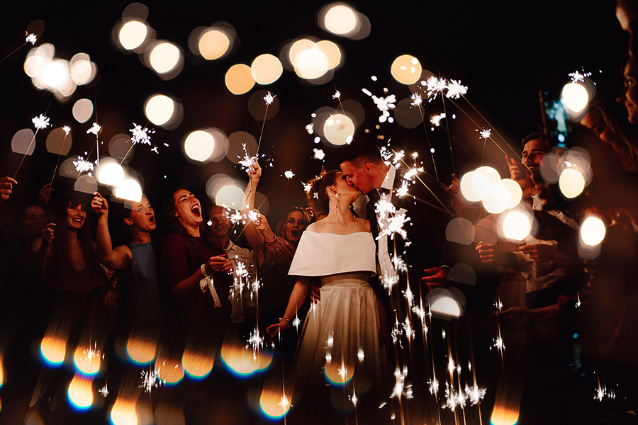 para młoda i goście weselni z zimnymi ogniami