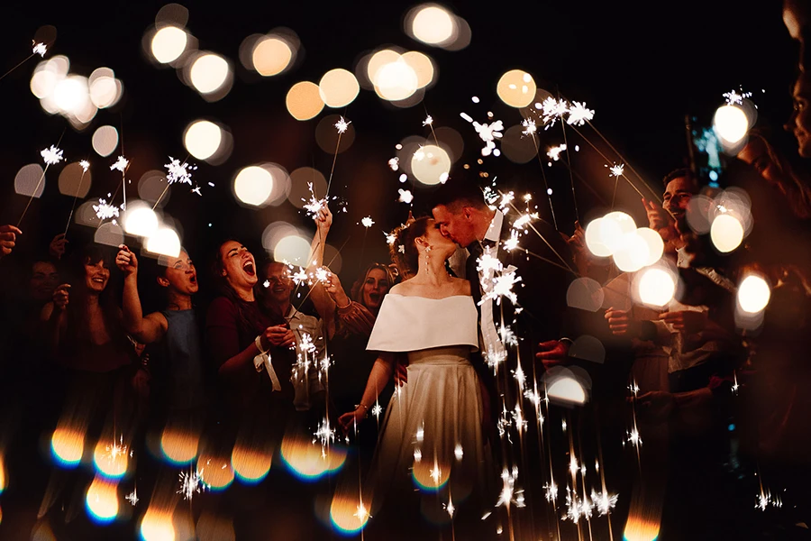 para młoda i goście weselni z zimnymi ogniami