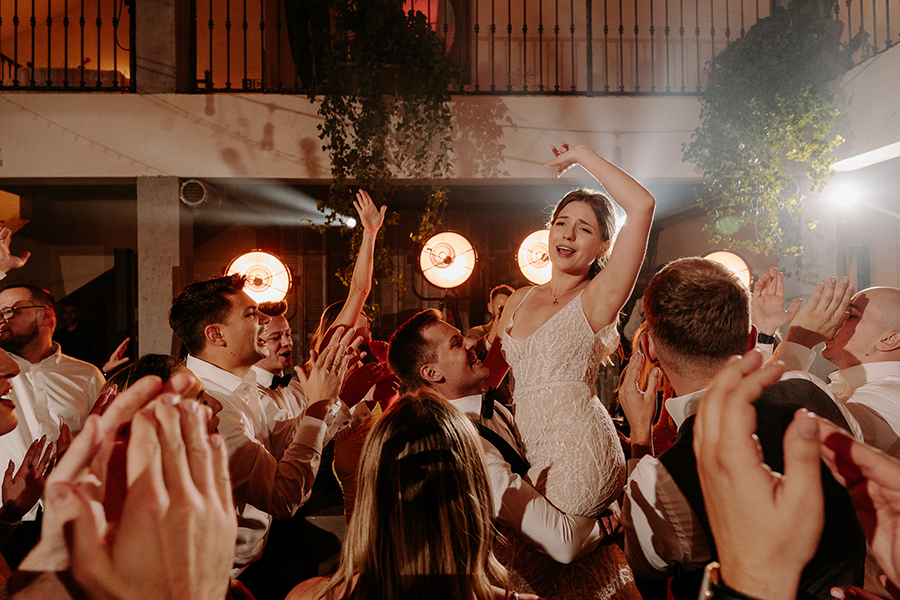 zabawa na weselu i panna młoda na rękach gości