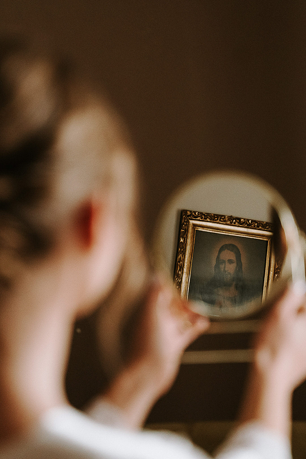 odbicie w lusterku obrazu z Jezusem