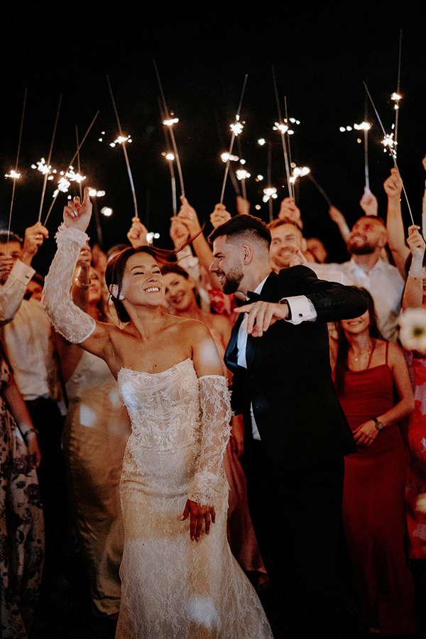 para młoda tańczy na tle zimnych ogni