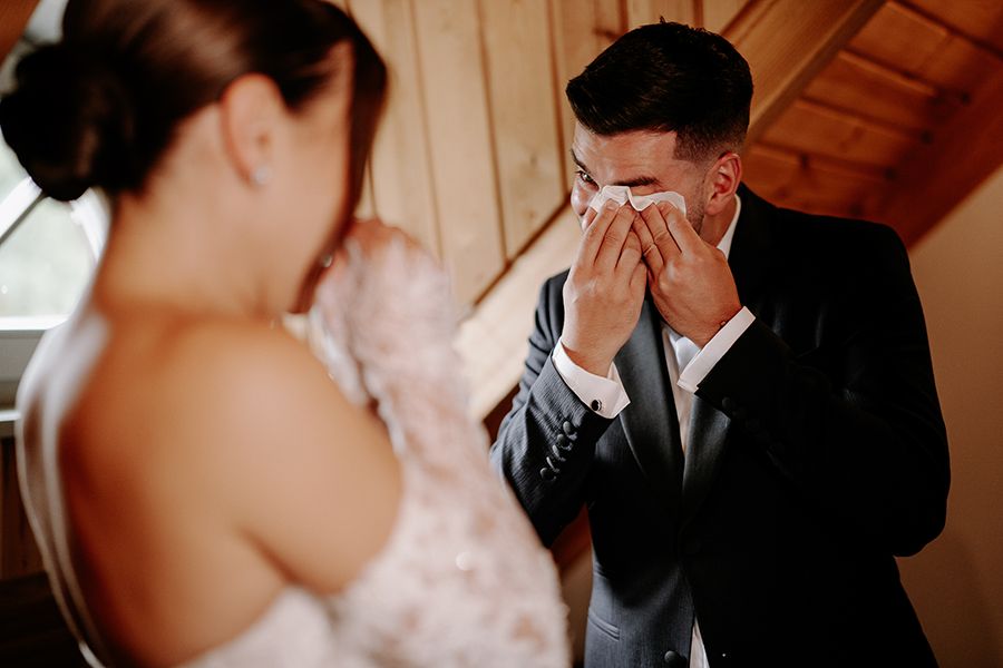 pan młody ociera łzy chusteczką