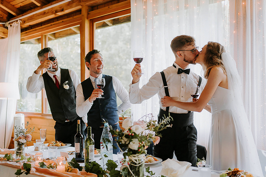 toast gości i pary młodej