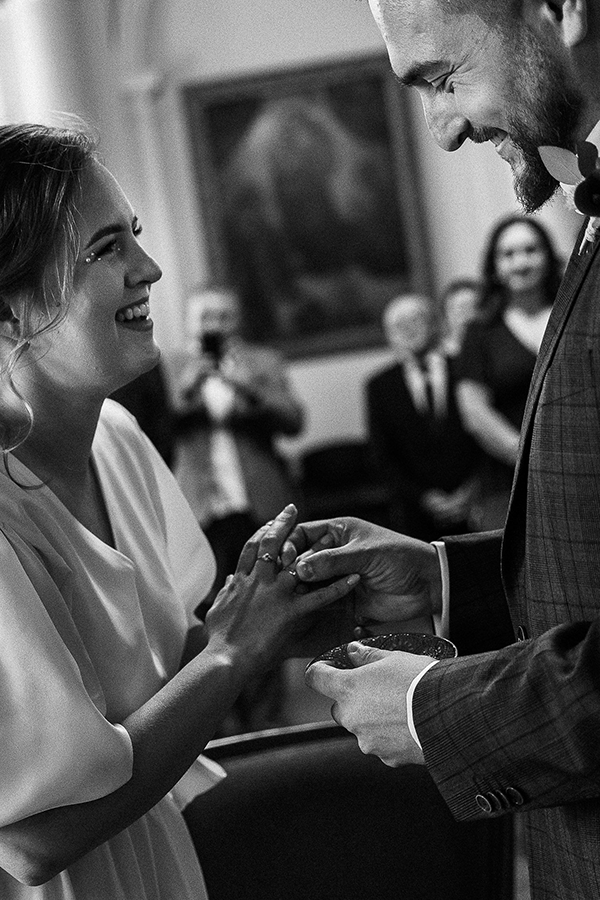 pan młody zakłada obrączkę pannie młodej