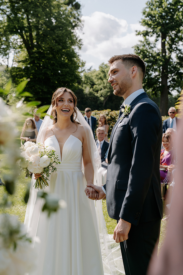 para młoda na ślubie w zielonym ogrodzie z białymi kwiatami